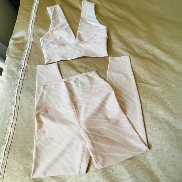 Carbon38 Longline Bra Tank Top & Printed High Rise 7/8 Legging Set (S&M) - Picture 11 of 13